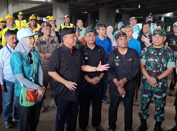 Atas Instruksi KDM, Sekda Jabar Kembali Turun ke Kolong Jembatan Tol Cisumdawu, Ini Kegiatannya