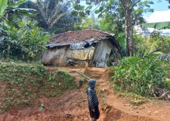 Rumah Tatang Nyaris Ambruk, Makin Terancam Tingginya Curah Hujan