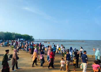 Wisata Murah Meriah di Pantai Kejawanan Cirebon