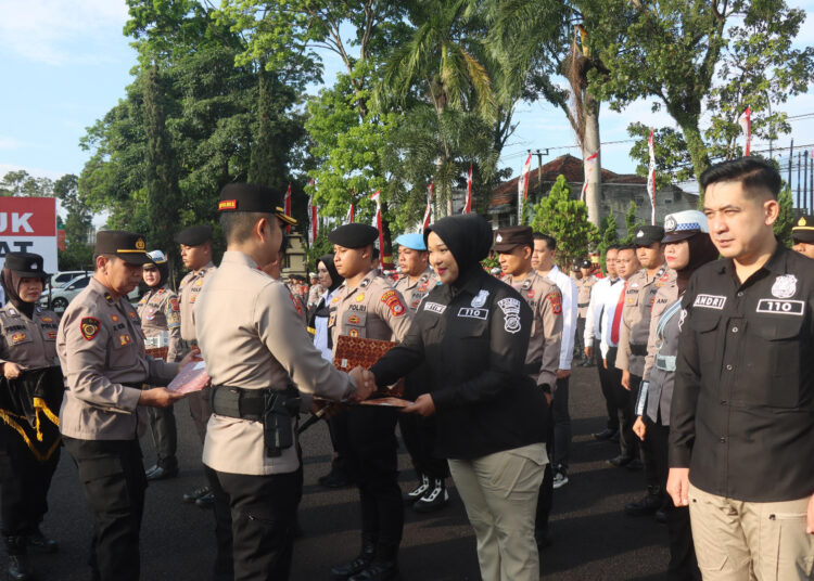 Polres Garut Berikan Penghargaan Untuk Warga dan Personel Berprestasi