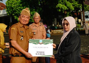 Pemkab Garut Serahkan Uang Kadeudeuh Bagi Pemenang MTQH XXXIX Tingkat Jabar