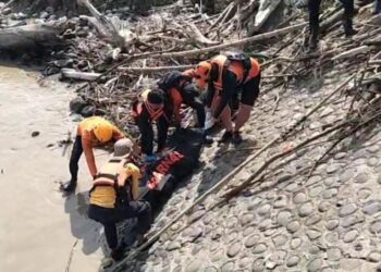 Tim SAR Temukan 1 Korban Meninggal Terseret Arus Sungai Cilamatan Subang