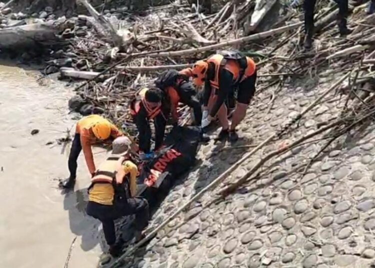 Tim SAR Temukan 1 Korban Meninggal Terseret Arus Sungai Cilamatan Subang