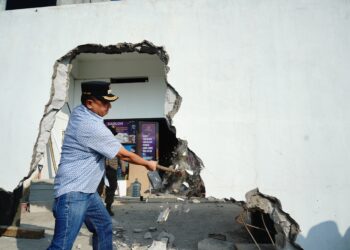 Bupati Garut Robohkan Bangunan Melanggar Aturan di Jalan Ibrahim Adjie