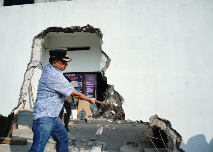 Bupati Garut Robohkan Bangunan Melanggar Aturan di Jalan Ibrahim Adjie