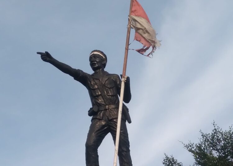 Sangat Merana Bendera Merah Putih di Atas Patung di Bundaran Cibiru, Begini Kondisinya