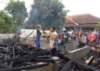 Lupa Matikan Tungku Masak, Entis Pasrah Rumahnya Ludes Terbakar di Desa Pasirwangi Garut