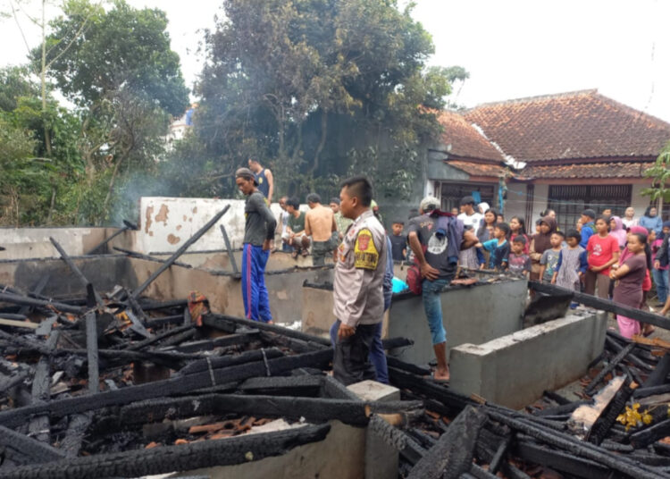 Lupa Matikan Tungku Masak, Entis Pasrah Rumahnya Ludes Terbakar di Desa Pasirwangi Garut