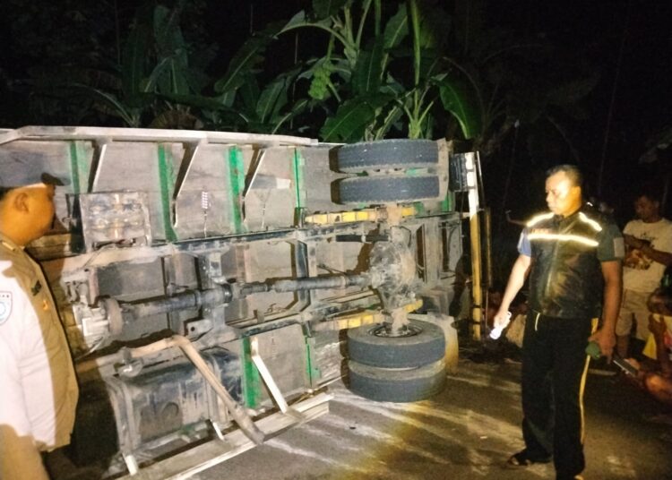 Truk Muatan Jagung Terguling di Pakenjeng Garut, Ini Kronologinya