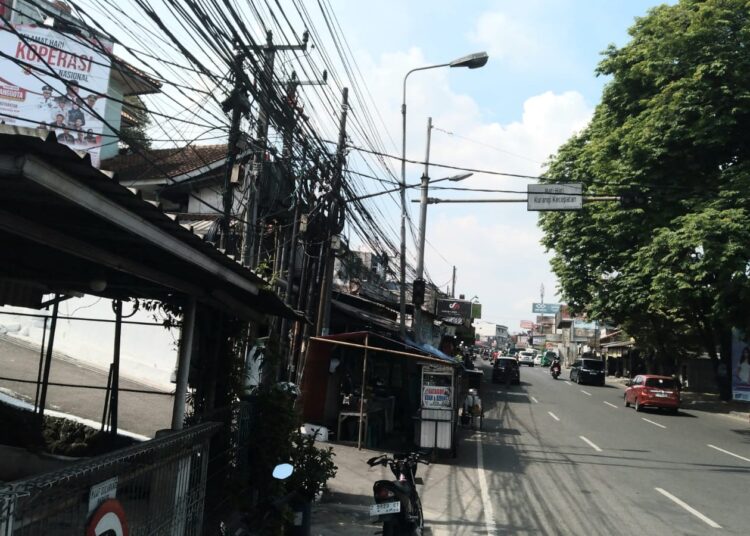 Kabel Wifi dan PLN di Cileunyi Dibiarkan Semrawut, Ini Harapan Warga