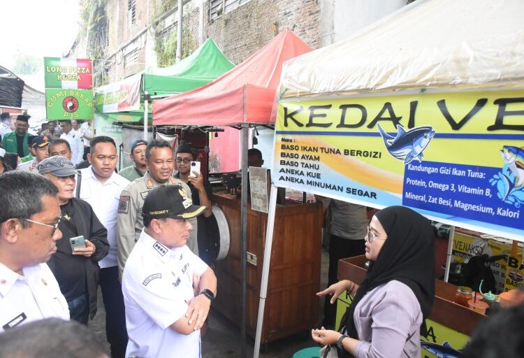 Pemkab Kuningan Salurkan Bantuan Stimulan Bagi 367 PKL Terdampak Relokasi