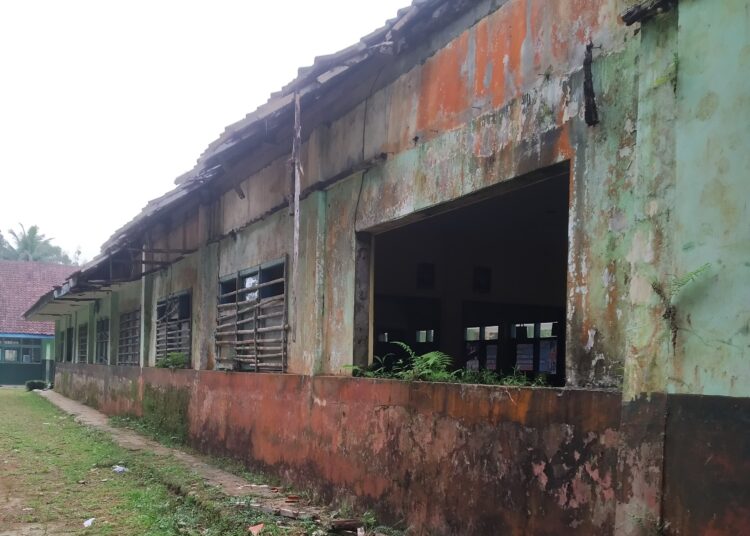 Miris, Puluhan Siswa SD di Tasikmalaya Belajar di Bangunan yang Nyaris Ambruk