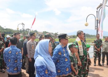 TNI-Polri Bersinergi Bersihkan Situ Bagendit, Disaksikan Kasad Jenderal TNI Maruli Simanjuntak