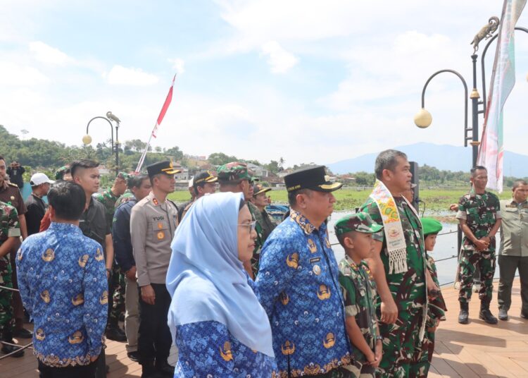 TNI-Polri Bersinergi Bersihkan Situ Bagendit, Disaksikan Kasad Jenderal TNI Maruli Simanjuntak