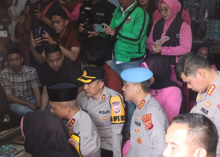 Kapolda Jabar Takziah ke Rumah Duka dan Berziarah ke Makam Bripka Cecep Saepul Bahri