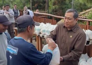 1.000 Paket Sembako Bagi Pekerja Bangunan di Kuningan, Ini Harapan HRA