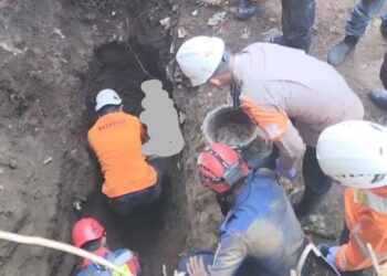 Tim SAR Evakuasi 2 Pekerja Bangunan Tertimpa Longsor di Cimahi, Ini Kondisinya