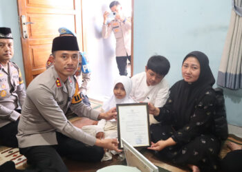 Kapolres Garut Serahkan SK Kenaikan Pangkat Anumerta untuk Alm. Bripka Cecep Saepul Bahri