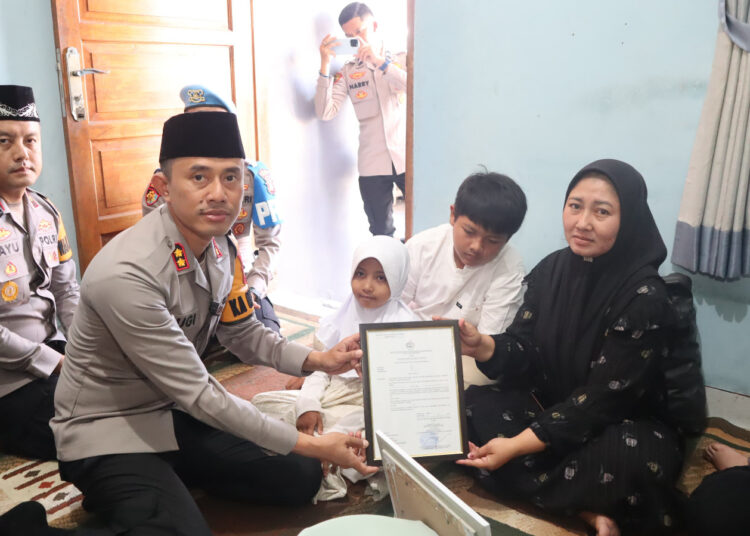 Kapolres Garut Serahkan SK Kenaikan Pangkat Anumerta untuk Alm. Bripka Cecep Saepul Bahri