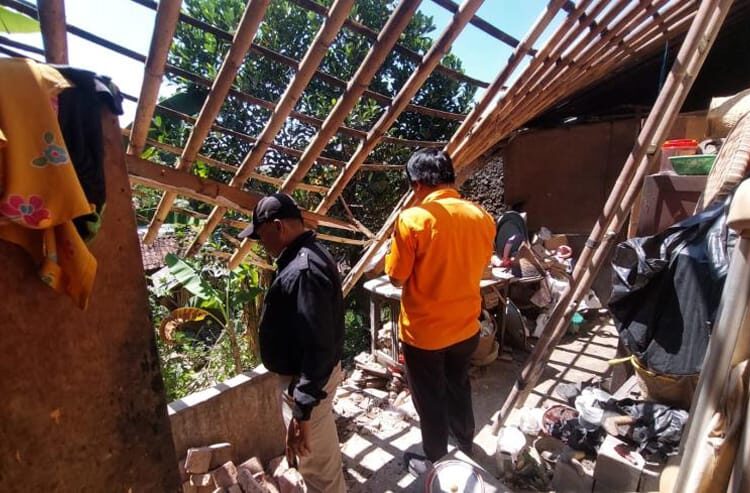 Rumah Nenek Ocoh di Desa Susukan Kuningan Ambruk, Butuh Uluran Tangan