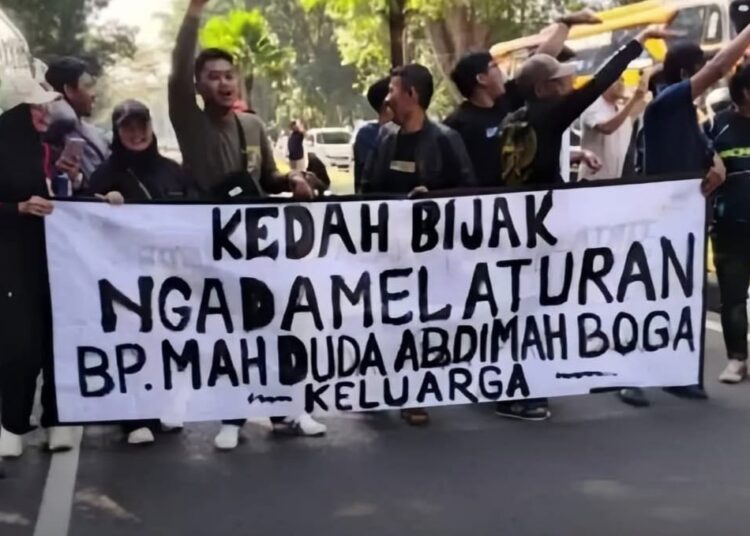 KDM Keukeuh Tak akan Cabut Larangan Study Tour, Pendemo: Bapa Mah Duda, Abi Mah Boga Keluarga