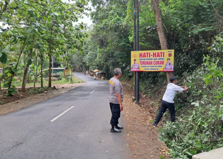 Tekan Angka Kecelakaan Lalu Lintas, Polsek Cimaragas Ciamis Pasang Spanduk Himbauan