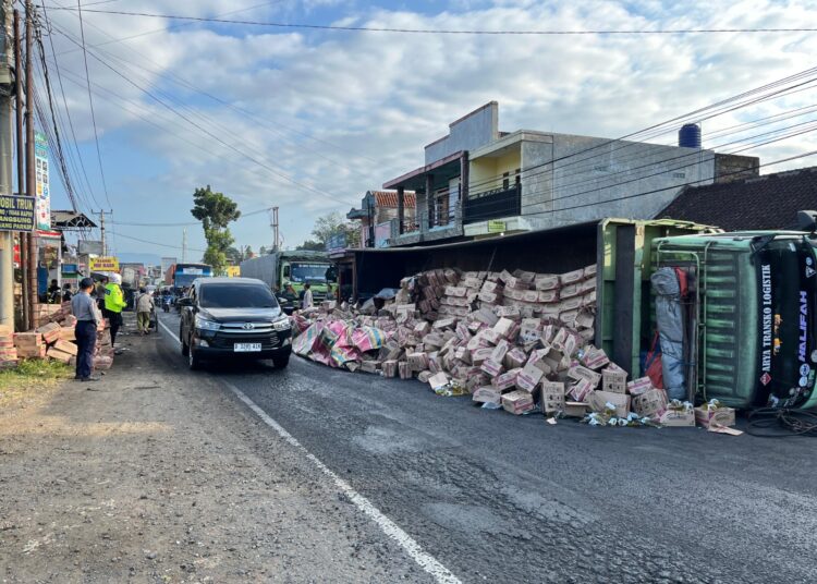 Tabrakan 2 Truk di Malangbong Garut, Puluhan Dus Minyak Goreng Berceceran di Jalan
