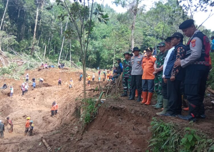 Bupati Tasikmalaya Tinjau Lokasi Longsor di Kutawaringin, Keputusan Menunggu 7 Hari