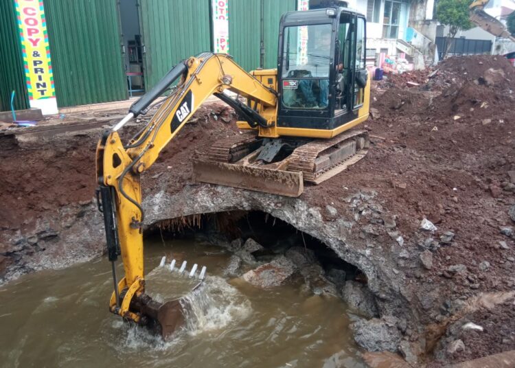 UPTD PSDA Bongkar Penghambat Saluran Air Untuk Pesawahan di Manonjaya Tasikmalaya