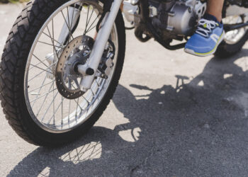 Sering Lupa Cek Angin Ban Motor? Ini Dampak Buruknya Bagi Keselamatan