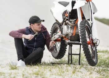 Sering Telat Ganti Oli? Siap-Siap Mesin Motor Kena Oil Sludge