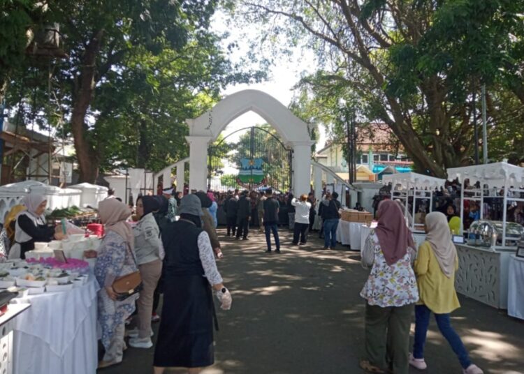 Miris, Makanan Gratis yang Diperebutkan Ribuan Warga Garut Harganya Cuma Rp15 Ribu sampai Rp20 ribuan.