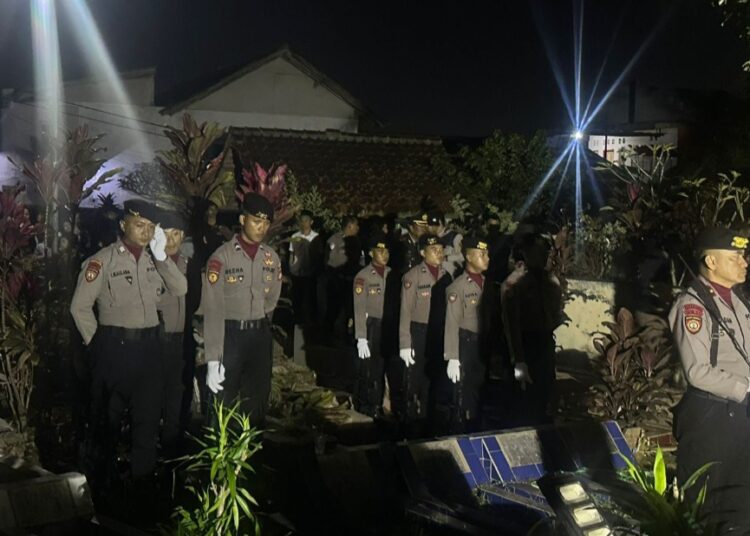 Pemakaman Bripka Cecep Diwarnai Tembakan Kehormatan