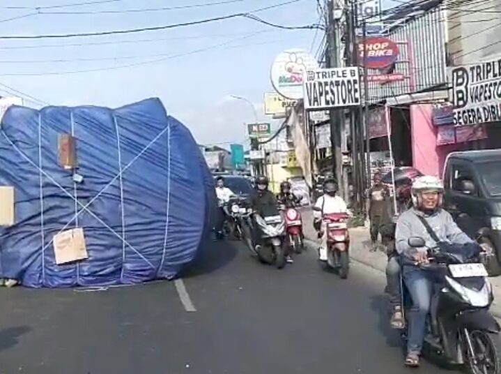 Truk Tronton Bermuatan Kardus Terguling di Jalan Raya Cinunuk, Lalu Lintas Macet Parah