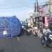 Truk Tronton Bermuatan Kardus Terguling di Jalan Raya Cinunuk, Lalu Lintas Macet Parah