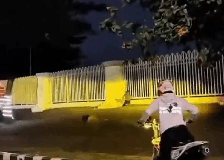 Viral Video Pemotor Pergoki Pasangan Tak Senonoh di Stadion Pakansari, Ternyata Settingan Hanya Untuk Konten