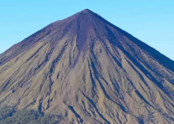Gunung Inerie: Pesona Piramida Alami Indonesia dengan Bentuk Segitiga Sempurna