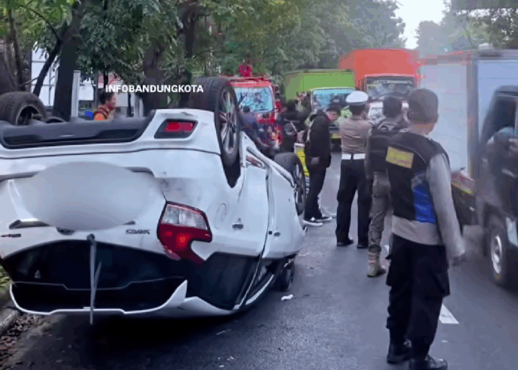 Kecelakaan di Jalan Rajawali Bandung, Mobil Yaris Terguling Hingga Oli Tumpah ke Jalanan Begini Kronologinya