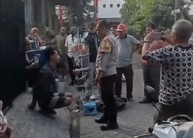 Viral Video Pedagang Gelang di SD Tangerang City Dapat ‘Salam Olahraga’ dari Polisi karena Tunjukkan Kemaluan di Depan Anak Sekolah