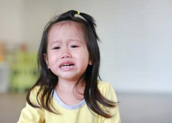 Stop Bilang ‘Jangan Nangis’, Biarkan Anak Kenal Emosinya