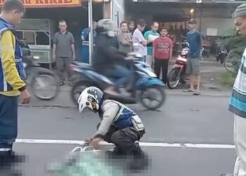 TRAGIS! Nenek Penuntun Sepeda Tewas Tertabrak Motor di Mojokerto, Ini Kronologi yang Terekam CCTV