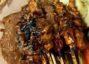 Kulineran Malam di Bandung? Cobain Sate Jando Cihapit yang Legendaris!
