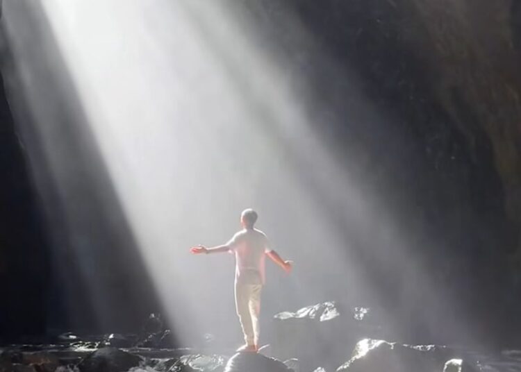 Curug Ibun Pelangi Majalengka, Ada Efek Cahaya Surga yang Memanjakan Mata