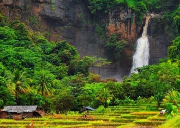 Pesona Curug Cimarinjung: Air Terjun Eksotis di Jantung Geopark Ciletuh, Sukabumi