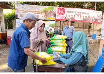 5 Kg Hanya Rp 60.000! Warga Cibeunying Kidul Antusias Ikut Program Beras Murah