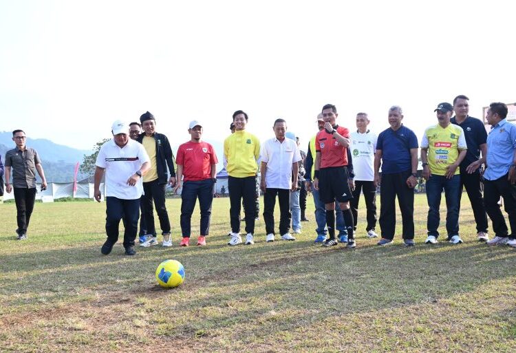 Kick Off Bupati Cup di Lapangan Sepak Bola Putra Mayana Kadugede