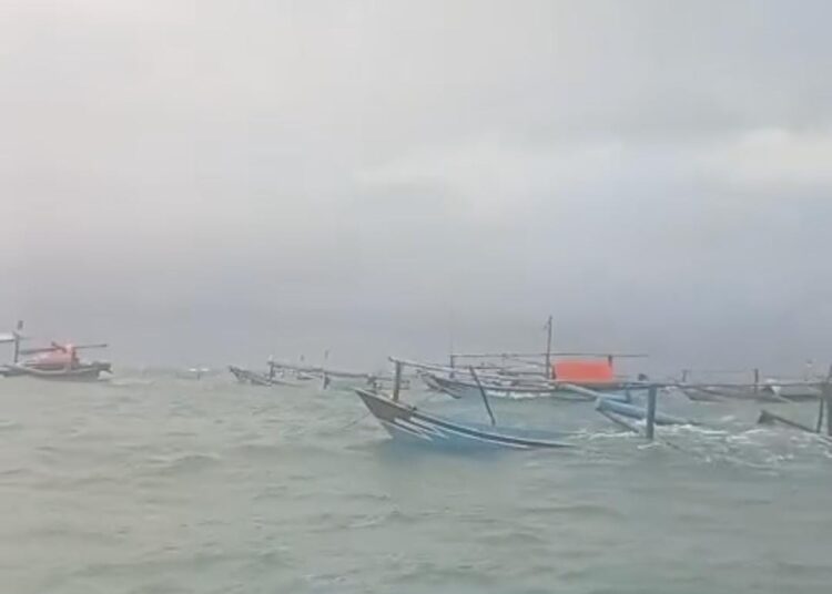 Puluhan Perahu Nelayan Dihantam Ombak di Cipatujah Tasikmalaya