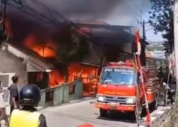 1 Rumah Beserta Kios Tambal Ban, Tempat Jualan BBM 2 Tax dan Gas di Cicalengka Ludes Terbakar