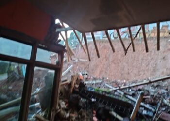 Satu Keluarga Lolos dari Maut Saat Rumah Tertimpa Tembok Roboh di Salawu Tasikmalaya