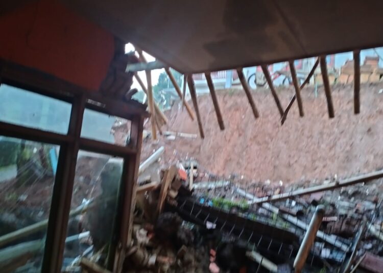 Satu Keluarga Lolos dari Maut Saat Rumah Tertimpa Tembok Roboh di Salawu Tasikmalaya